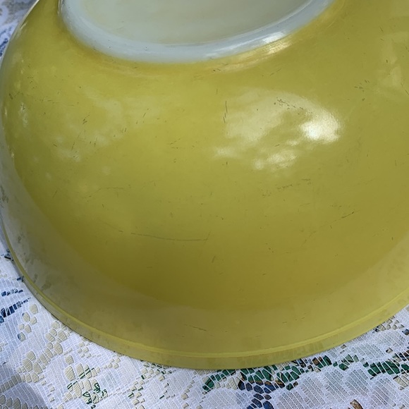 Vintage Pyrex 4 QT bowl - Picture 4 of 7